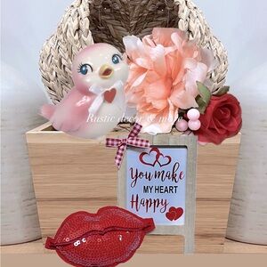 Valentine’s Day Hot Lips And Sign For Your Tier Trays.